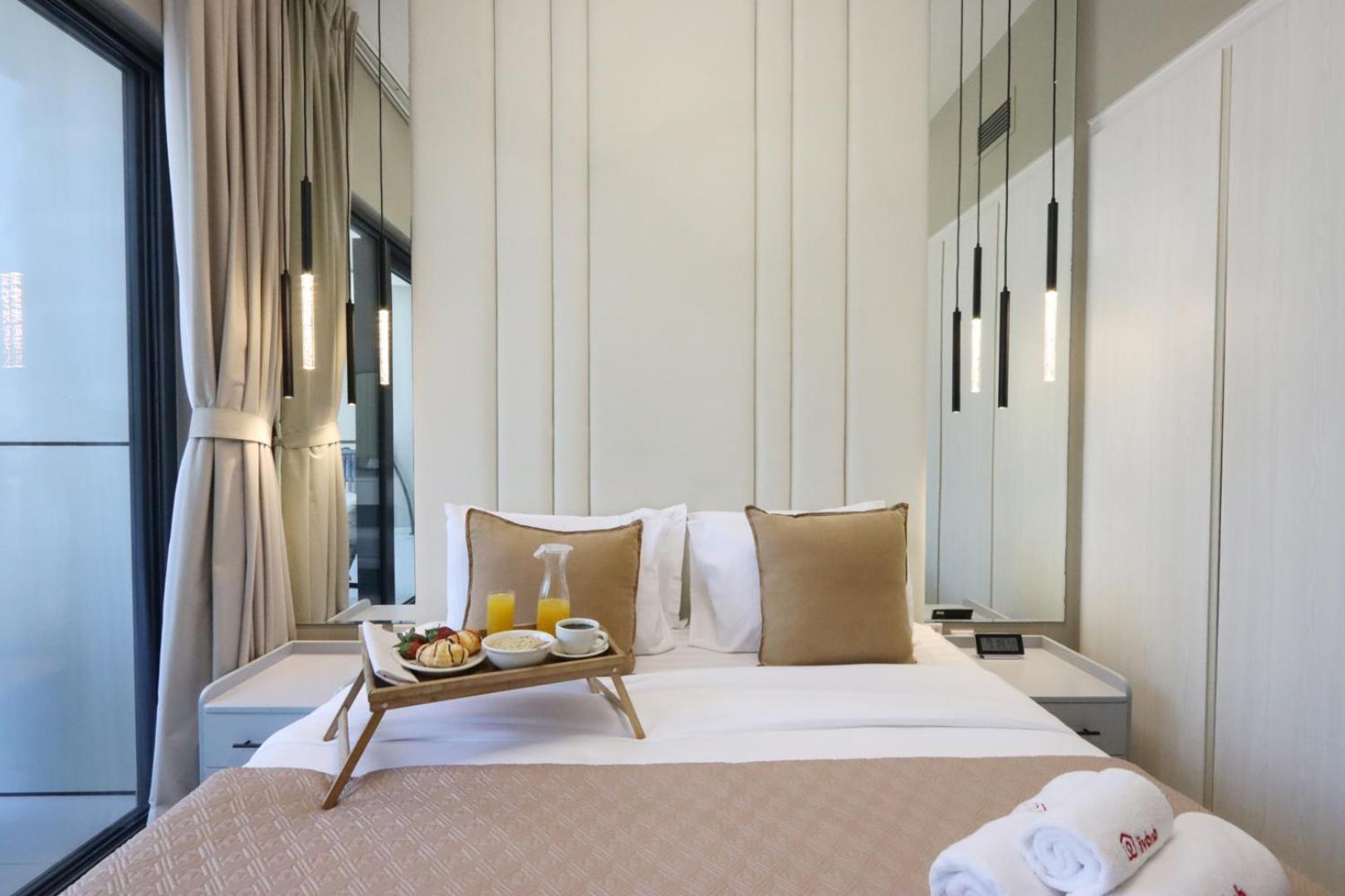 Livbnb-1b Urban Serenity With Private Balcony Apartment *