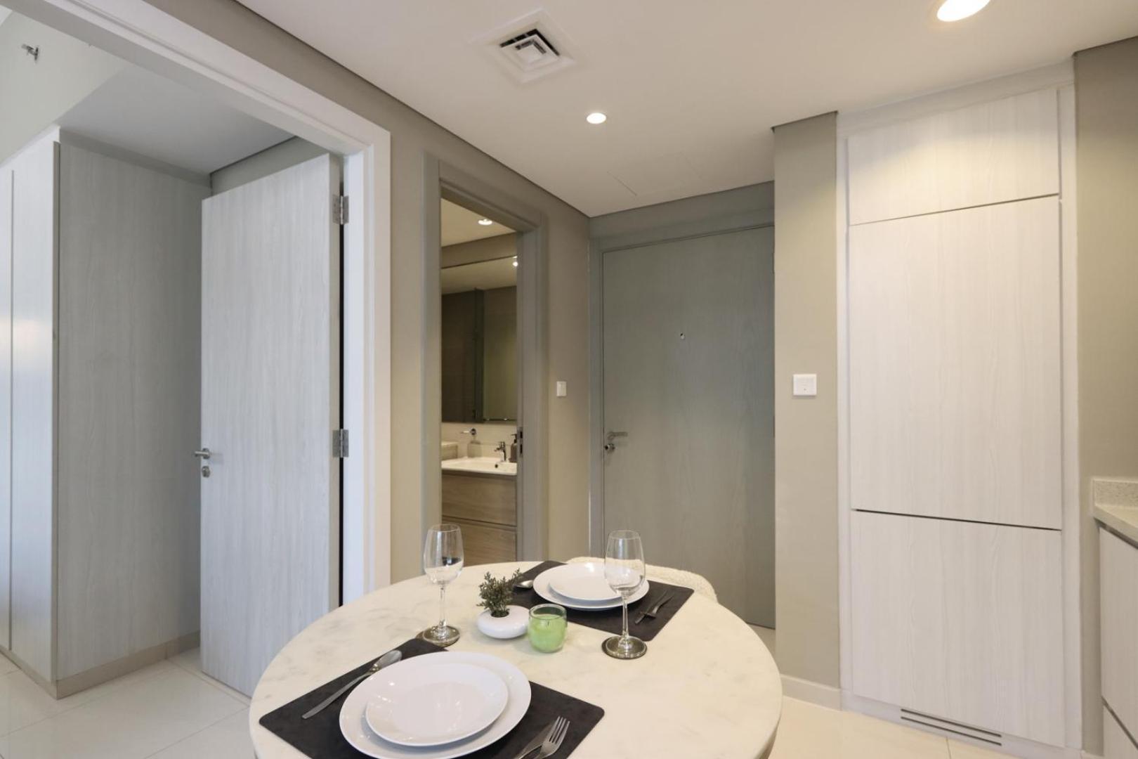 Livbnb-1b Urban Serenity With Private Balcony Apartment *